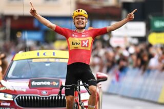 TOUR AUVERGNE-RHÔNE-ALPES 2026, ANTHON CHARMIG FIRMA L’IMPRESA A LE PUY-EN-VELAY: ANCORA UNA FUGA VINCENTE